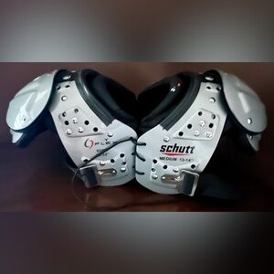 SCHUTT FOOTBALL PADS
Y FLEX
SIZE MEDIUM
VERY GOOD CONDITION
